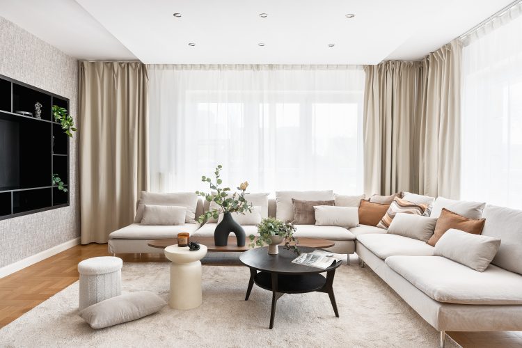 nowoczesny, jasny salon z dekoracjami, fotografia wnętrz