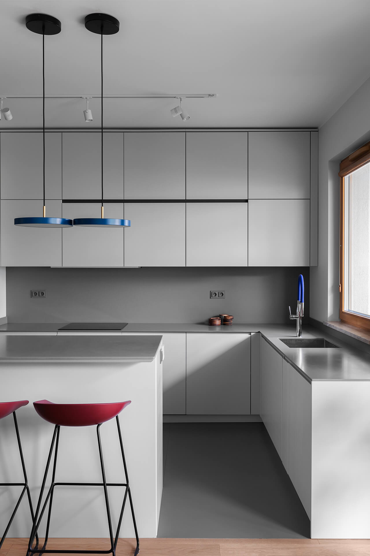 kuchnia, niebieska lampa, krzesło