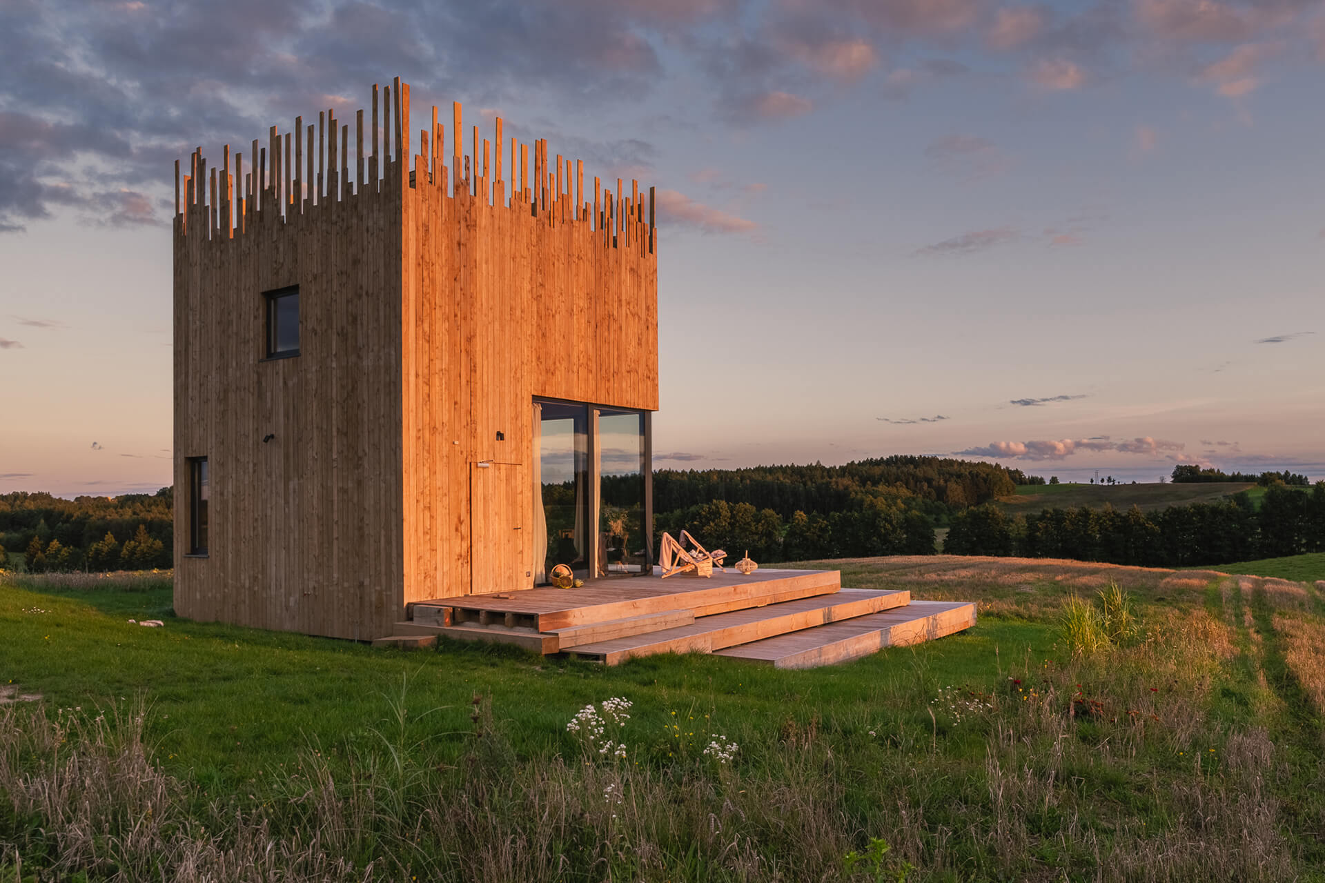 domek drewniany zachód słońca