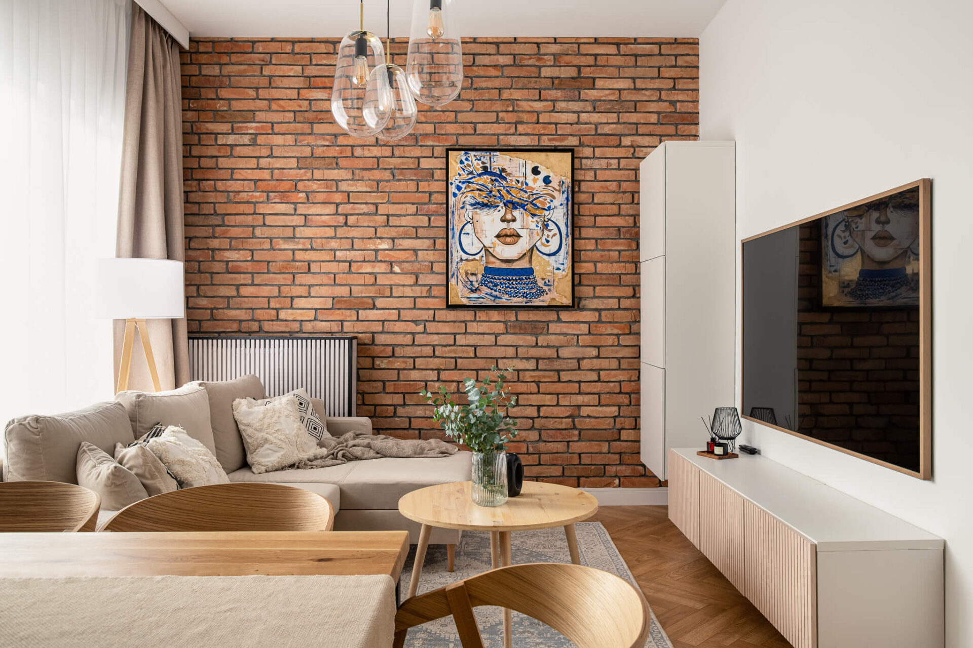 4 Ekk - ul. Marywilska-10 fotografia wnętrz Mat Pawelski salon z ceglaną ścianą