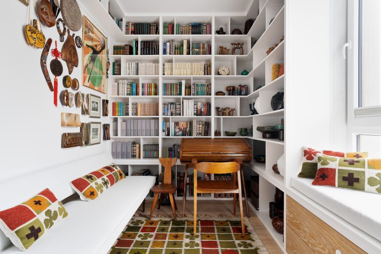 jasne wnętrze z drewnianymi meblami i pamiątkami