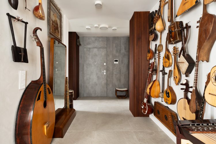 jasne wnętrze z drewnianymi meblami i pamiątkami