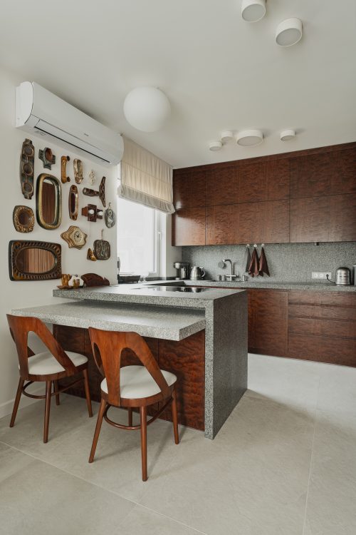 jasne wnętrze z drewnianymi meblami i pamiątkami