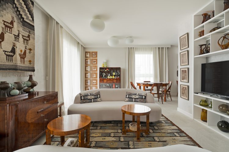 jasne wnętrze z drewnianymi meblami i pamiątkami