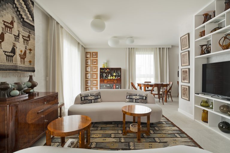 jasne wnętrze z drewnianymi meblami i pamiątkami