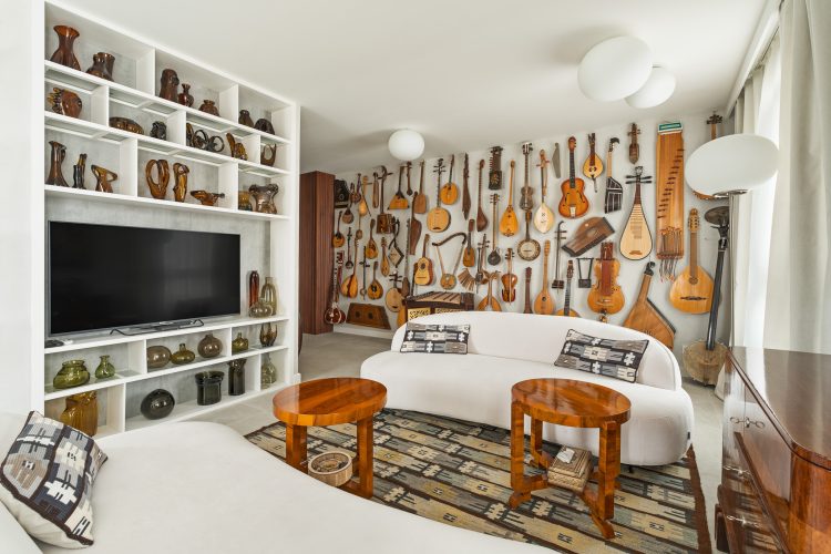 jasne wnętrze z drewnianymi meblami i pamiątkami