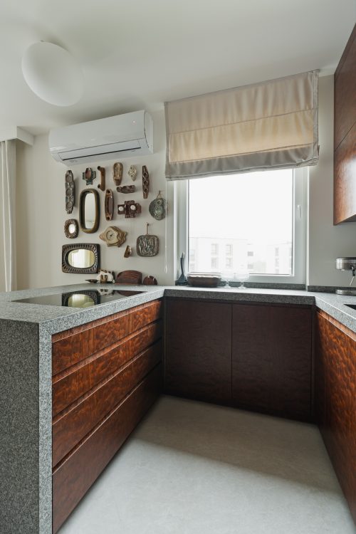 jasne wnętrze z drewnianymi meblami i pamiątkami