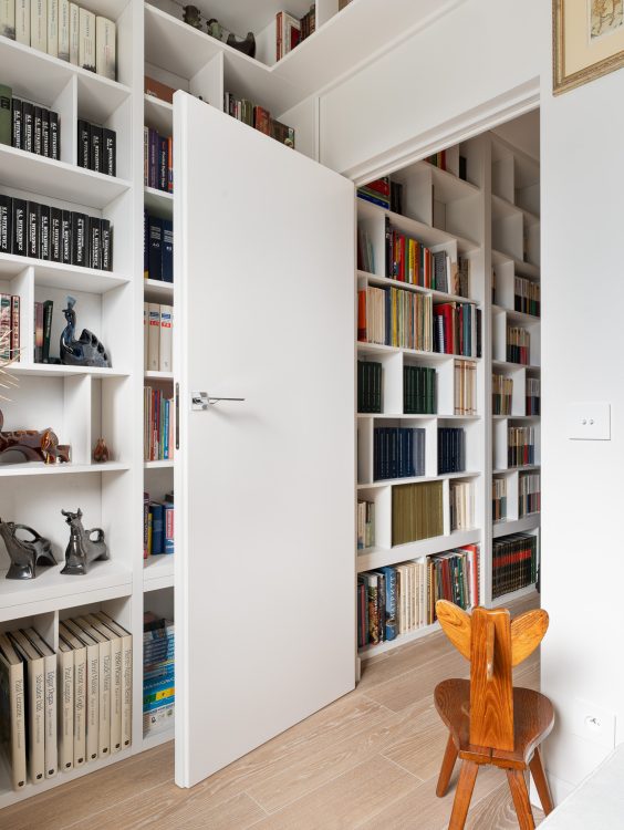 jasne wnętrze z drewnianymi meblami i pamiątkami