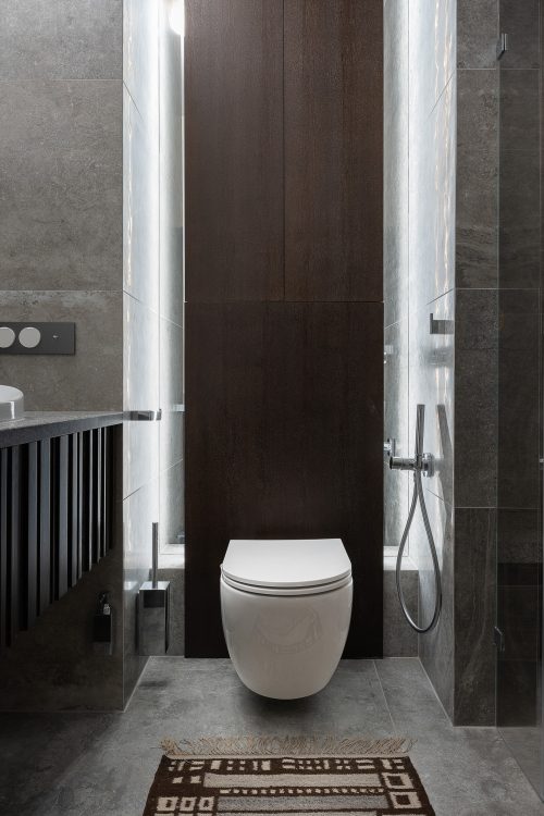 jasne wnętrze z drewnianymi meblami i pamiątkami