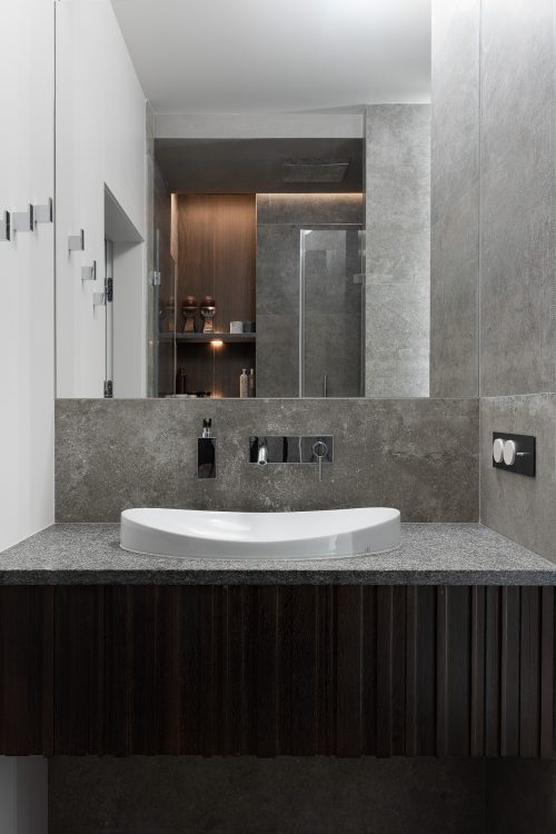 jasne wnętrze z drewnianymi meblami i pamiątkami