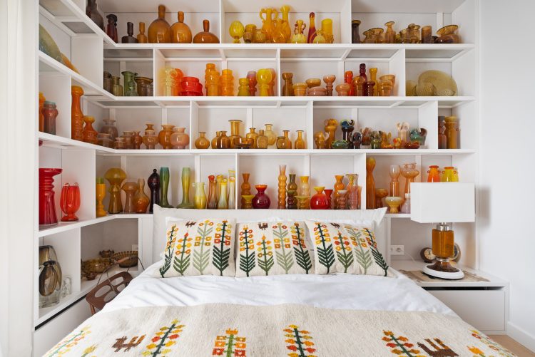 jasne wnętrze z drewnianymi meblami i pamiątkami