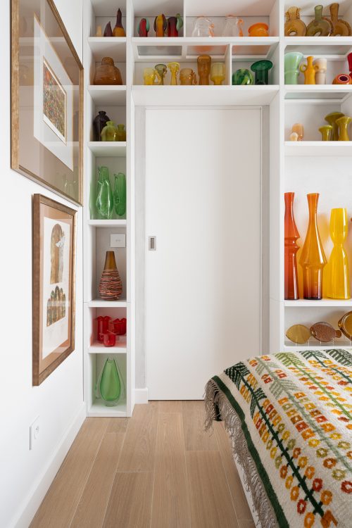 jasne wnętrze z drewnianymi meblami i pamiątkami