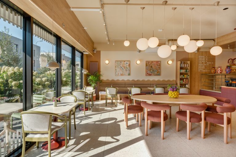 słoneczna kawiarnia w jasnych kolorach