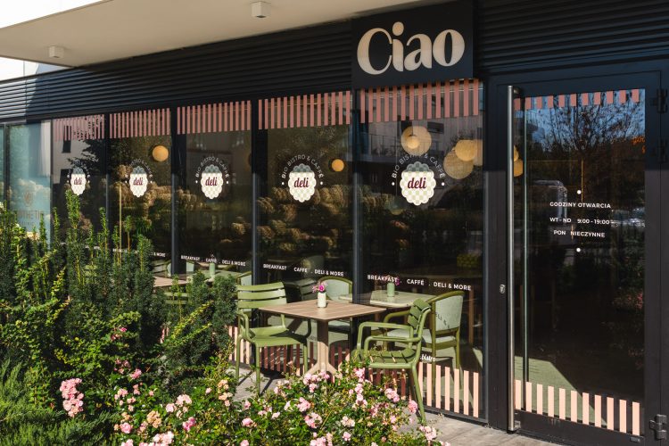 słoneczna kawiarnia w jasnych kolorach