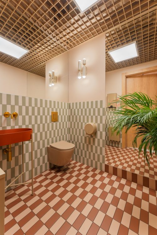 słoneczna kawiarnia w jasnych kolorach