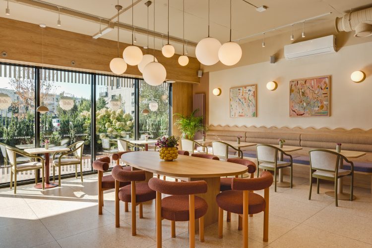 słoneczna kawiarnia w jasnych kolorach