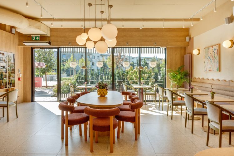 słoneczna kawiarnia w jasnych kolorach