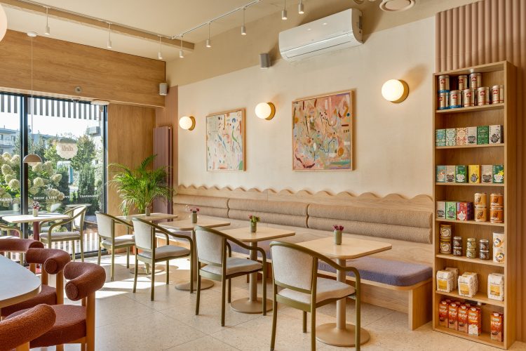 słoneczna kawiarnia w jasnych kolorach