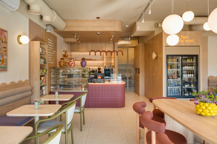 słoneczna kawiarnia w jasnych kolorach