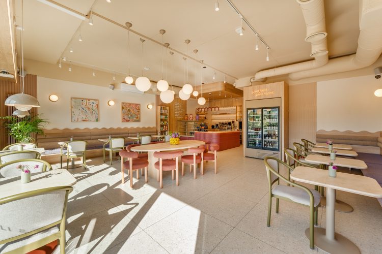 słoneczna kawiarnia w jasnych kolorach