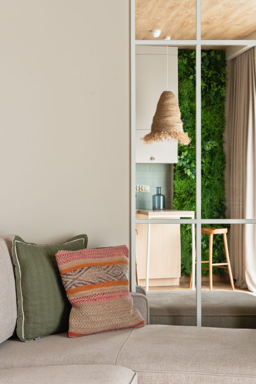 mały salon z kuchnią z zieloną ścianą