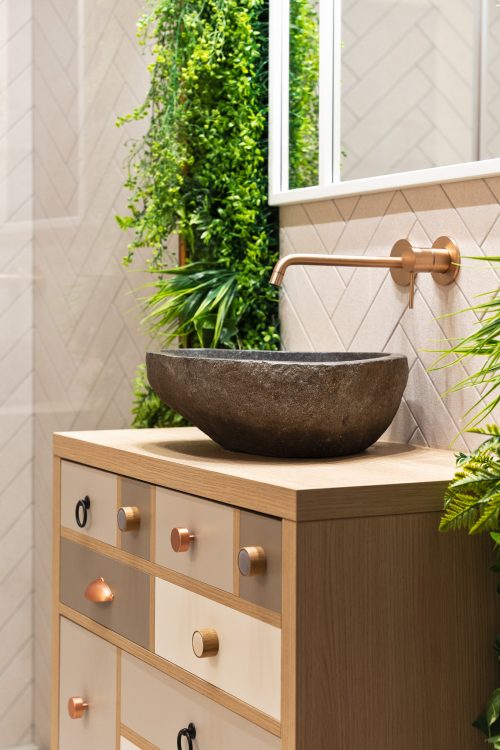 mały salon z kuchnią z zieloną ścianą