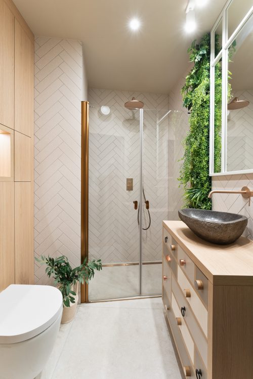 mały salon z kuchnią z zieloną ścianą