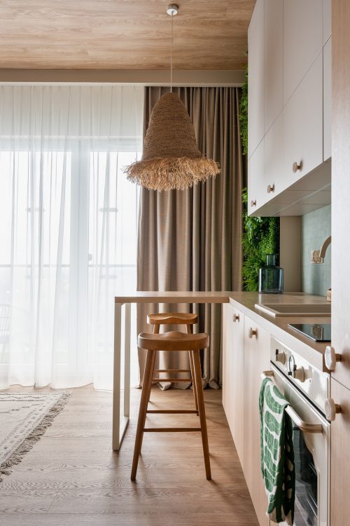 mały salon z kuchnią z zieloną ścianą