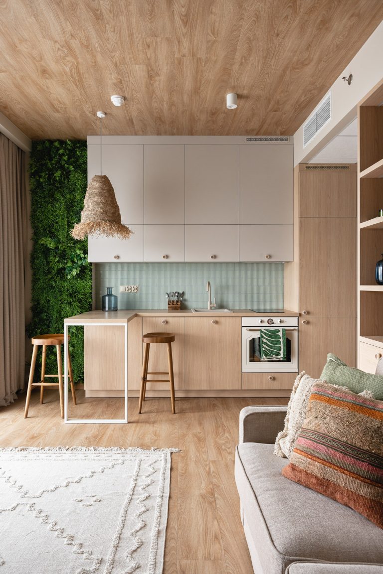mały salon z kuchnią z zieloną ścianą