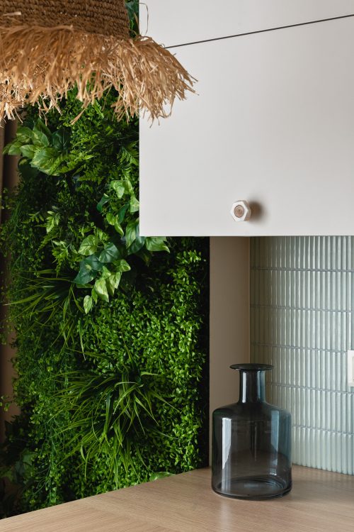 mały salon z kuchnią z zieloną ścianą