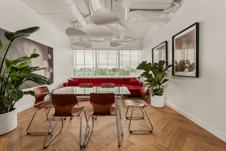 biuro z klasycznym wyposażeniem