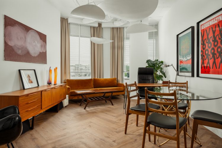 biuro z klasycznym wyposażeniem