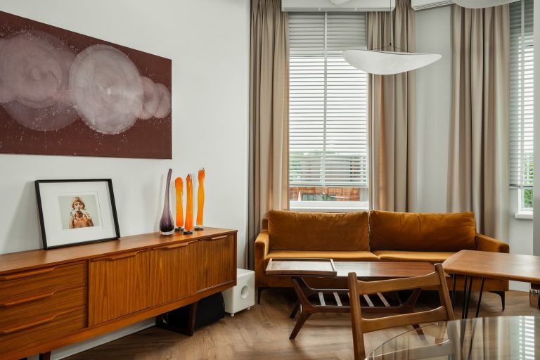 biuro z klasycznym wyposażeniem