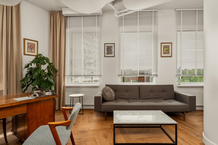 biuro z klasycznym wyposażeniem