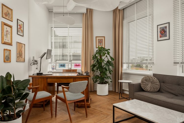 biuro z klasycznym wyposażeniem