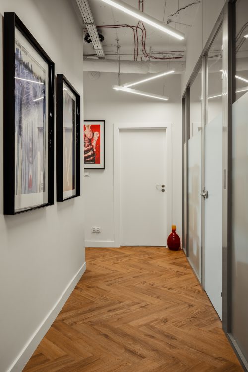 biuro z klasycznym wyposażeniem