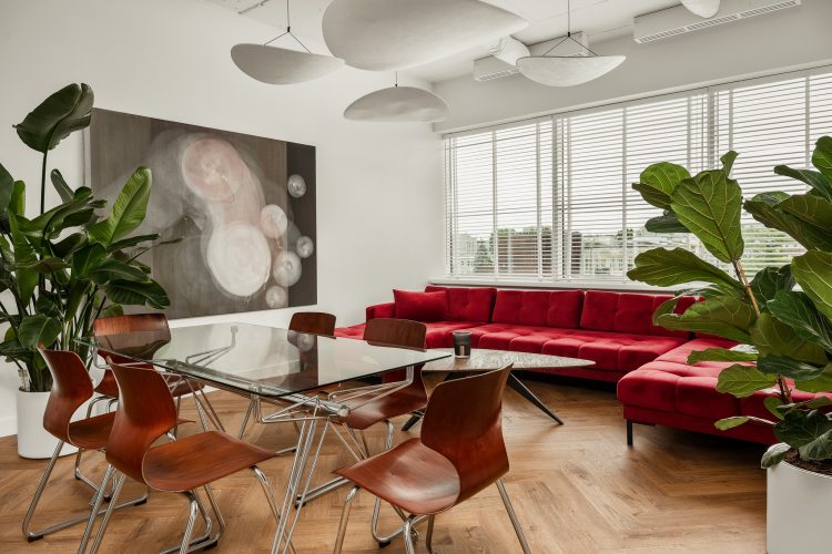 biuro z klasycznym wyposażeniem