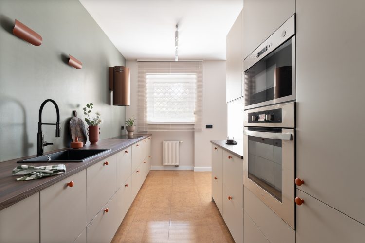 nowoczesne wnętrze z ciemniejszymi kolorami