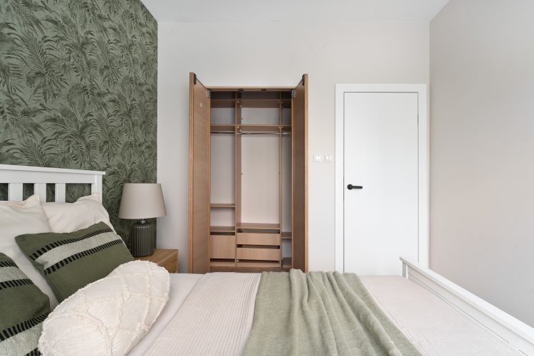 nowoczesne wnętrze z ciemniejszymi kolorami