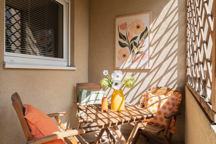 nowoczesne wnętrze z ciemniejszymi kolorami