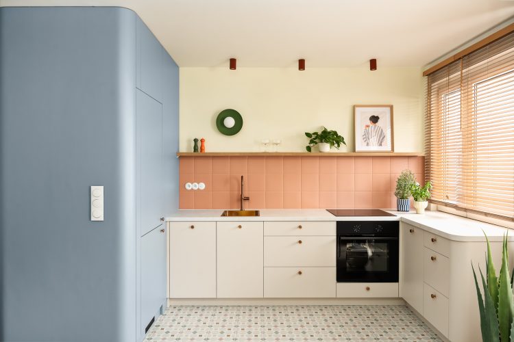 nowoczesne wnętrze z kolorowymi meblami