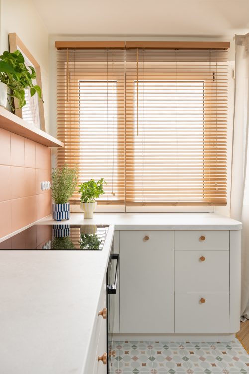 nowoczesne wnętrze z kolorowymi meblami