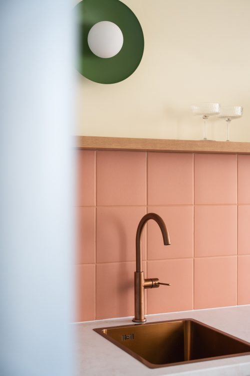 nowoczesne wnętrze z kolorowymi meblami