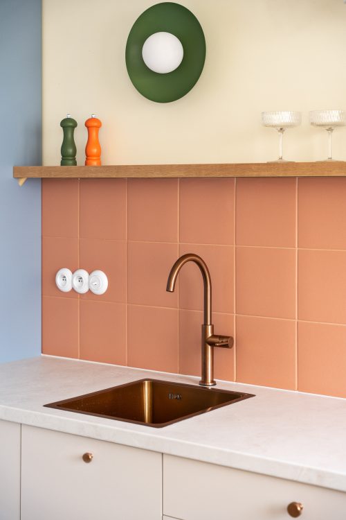 nowoczesne wnętrze z kolorowymi meblami