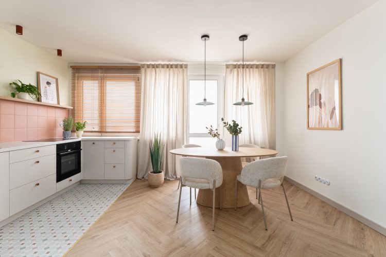 nowoczesne wnętrze z kolorowymi meblami