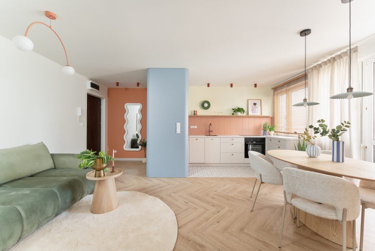 nowoczesne wnętrze z kolorowymi meblami