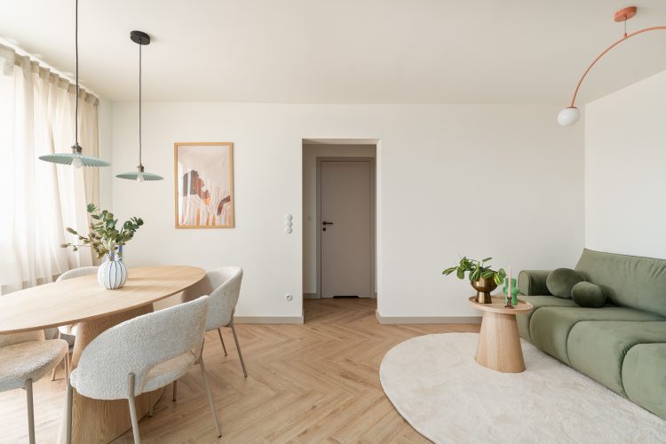 nowoczesne wnętrze z kolorowymi meblami