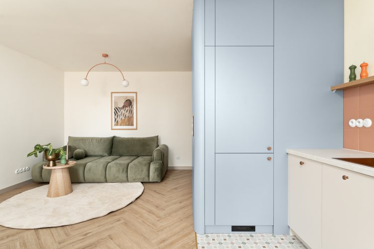 nowoczesne wnętrze z kolorowymi meblami