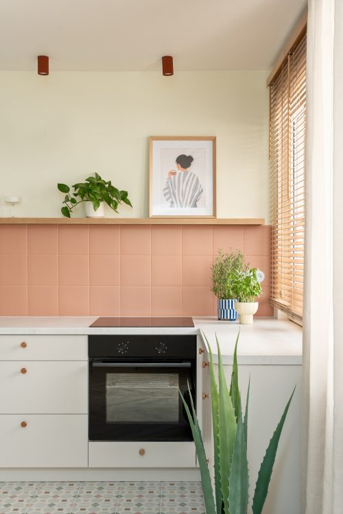 nowoczesne wnętrze z kolorowymi meblami