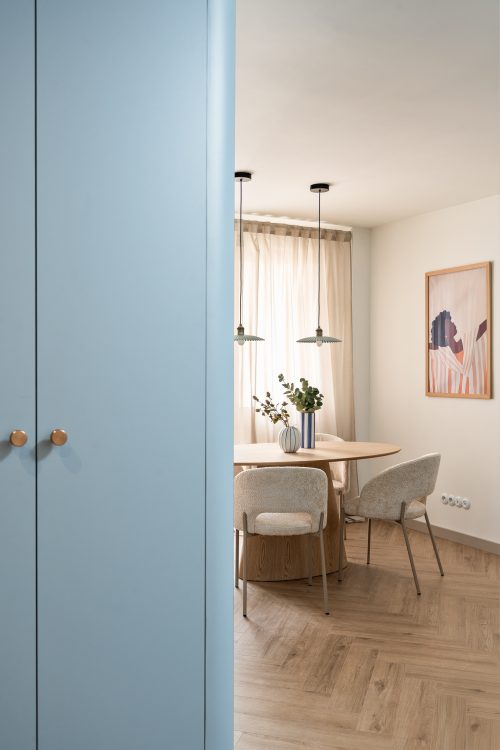 nowoczesne wnętrze z kolorowymi meblami